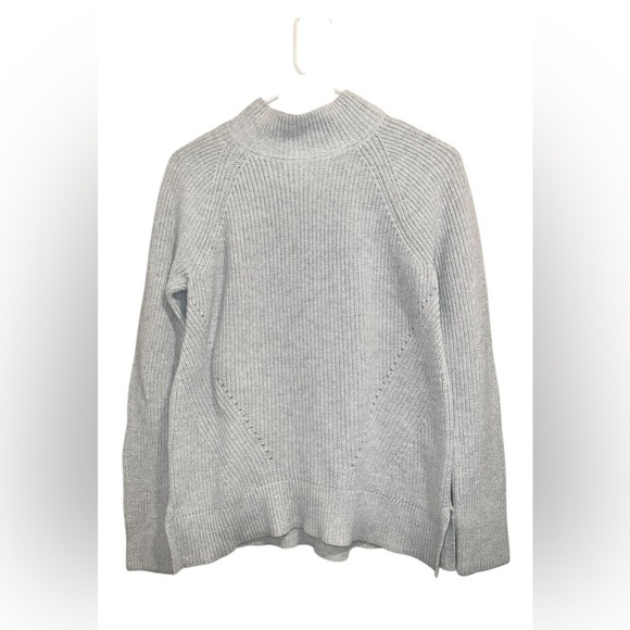 Women’s GAP Light Gray  Sweater. - Picture 3 of 7